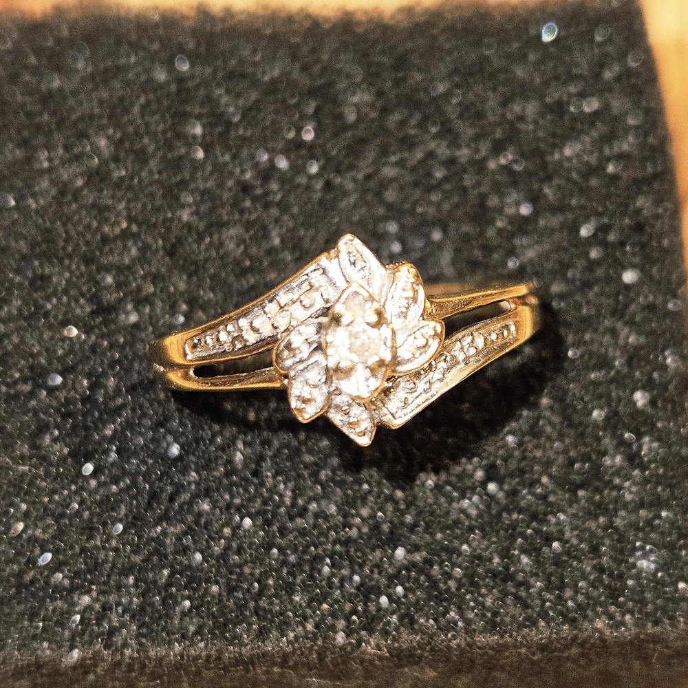 Elegant Flower Design Yellow Gold Women's Ring - Picture 2 of 2